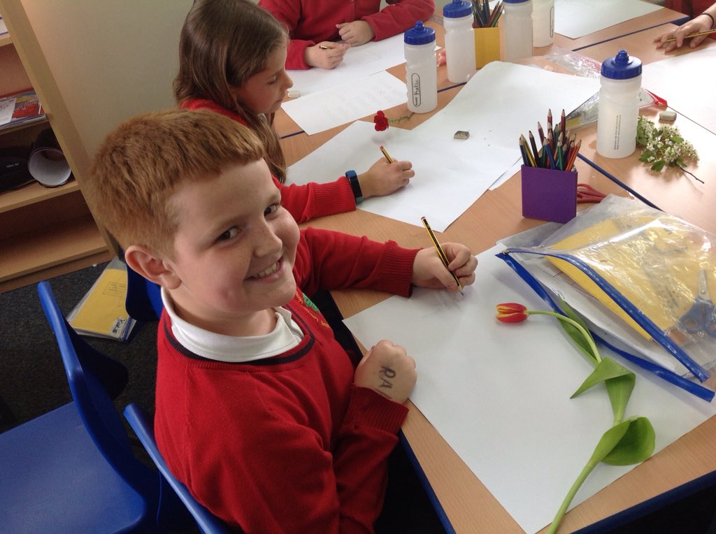 LjiWood's tweet photo. Year 5 have brought nature into the classroom today and are creating fabulous sketches of what they see. https://t.co/m1jvXtFo93