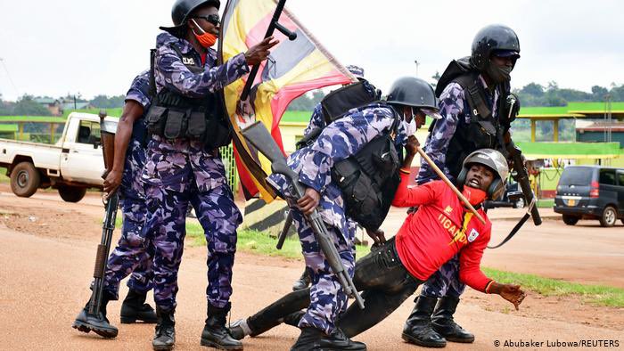 B256ug's tweet photo. @KagutaMuseveni @KagutaMuseveni u said that you won't release our brothers who are rotting in your rotten prisons mbu because they won't allow you to swear in 😡😡now you're done with swearing in yourself 😡THEN FREE OUR BROTHERS BECAUSE THEIR INNOCENT 😡😡😡SUPPORTING @HEBobiwine IS NOT A CRIME https://t.co/Qdo21VNXW0