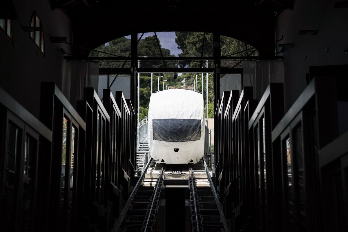 bcn_ajuntament's tweet photo. 🚋La Cuca de Llum és el nou funicular d'accés al parc i, alhora, la primera gran atracció.

📱Els visitants gaudiran de vistes panoràmiques i continguts educatius a través de pantalles i tauletes electròniques.

Disposa d'una inversió de 19 M€ i es posarà en marxa a mitjan juny. https://t.co/iN5k2AkgoS