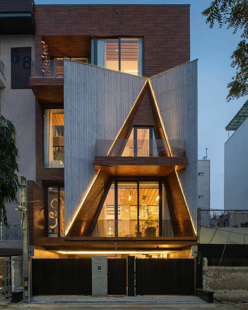 SurfacesMagzin's tweet image. The sharply angled facade acts as a distinctive feature of The Somany Residence by Atrey and Associates @atreyandassocites located in the bustling neighborhood of Engineer’s Enclave, New Delhi, India. 
.
See the full project: bit.ly/3w41n4k

#surfacesreportermagazine