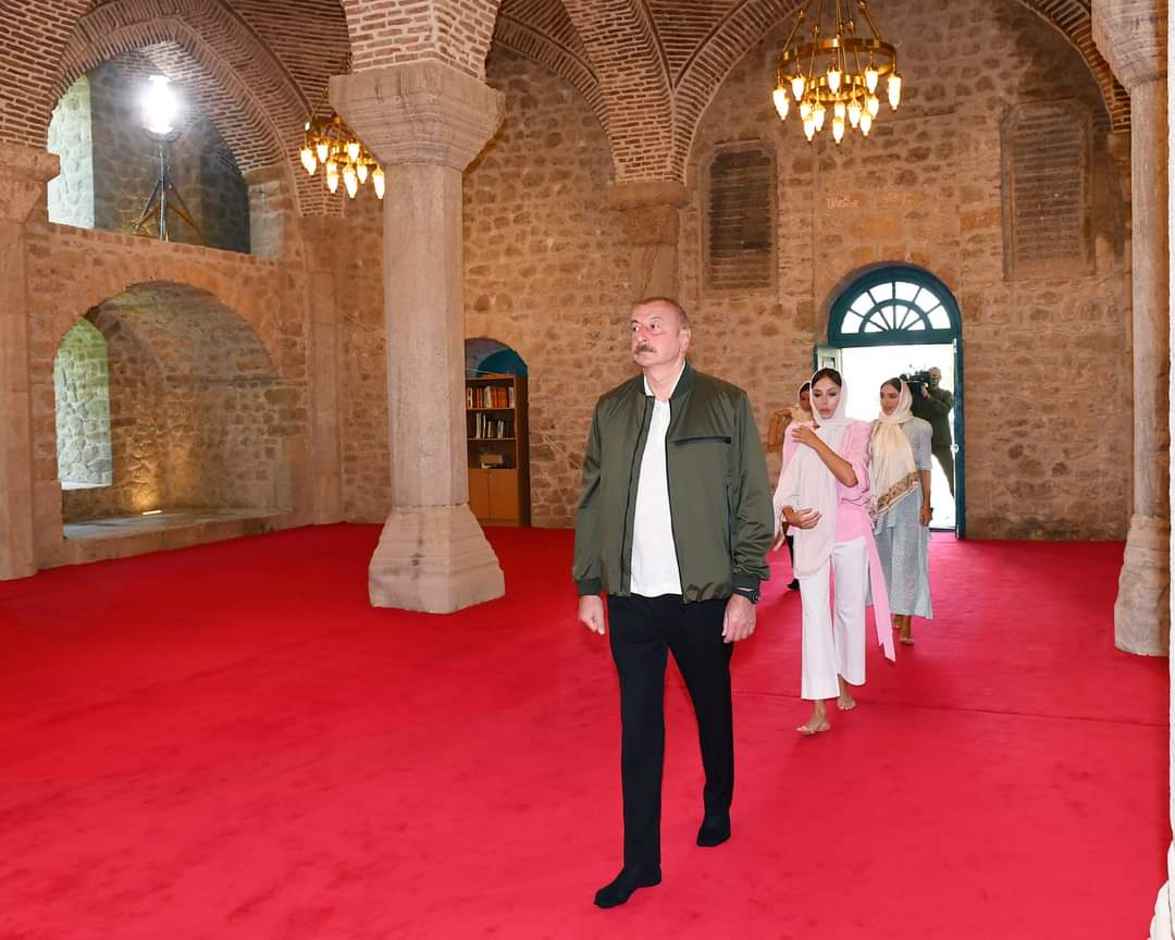cssnazerbaijan's tweet photo. Azərbaycan Respublikasının Prezidenti İlham Əliyev, birinci xanım Mehriban Əliyeva, qızları Leyla Əliyeva və Arzu Əliyeva mayın 13-də Şuşada Yuxarı Gövhərağa məscidində olublar. https://t.co/sTtQADrrff