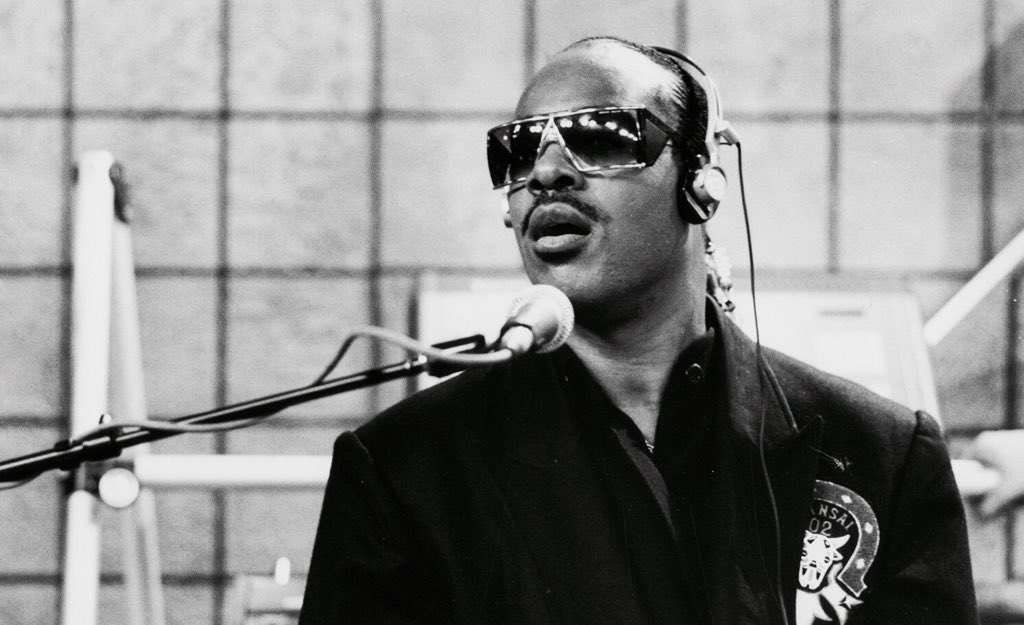 Hoy cumple 71 años Stevie Wonder, uno de los más grandes artistas que nos ha dado la música.