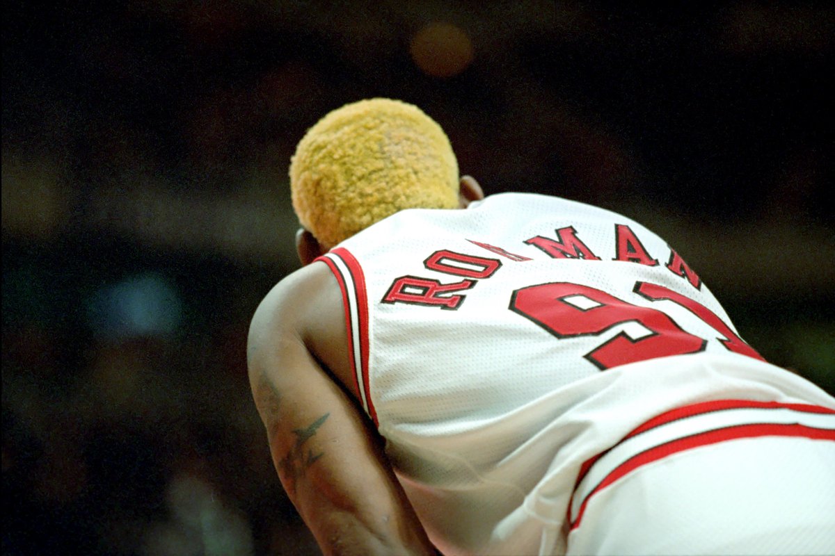 🎂Joyeux anniversaire au plus fantasque joueur de la NBA, Dennis Rodman qui fête ses 60 ans 🃏. 
©pressesport
#birthday #DennisRodman