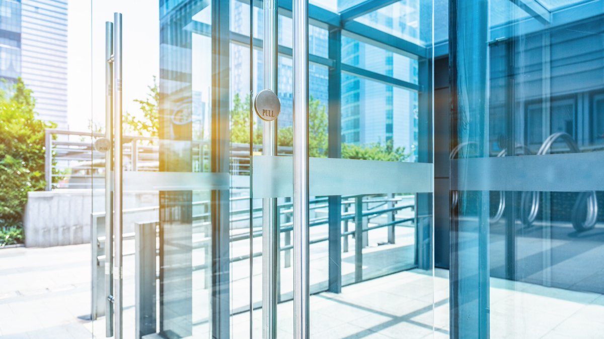 VPA_Appraisers's tweet photo. The #retailindustry was hit hard by Covid restrictions &amp; shutdowns, but the #commercialrealestate sector is showing signs of recovery and creating optimism among experts. @MiBiz gives an update that reflects the #CRE feel of the nation: https://t.co/mFIwXGtAqK https://t.co/DMD6veKpVH