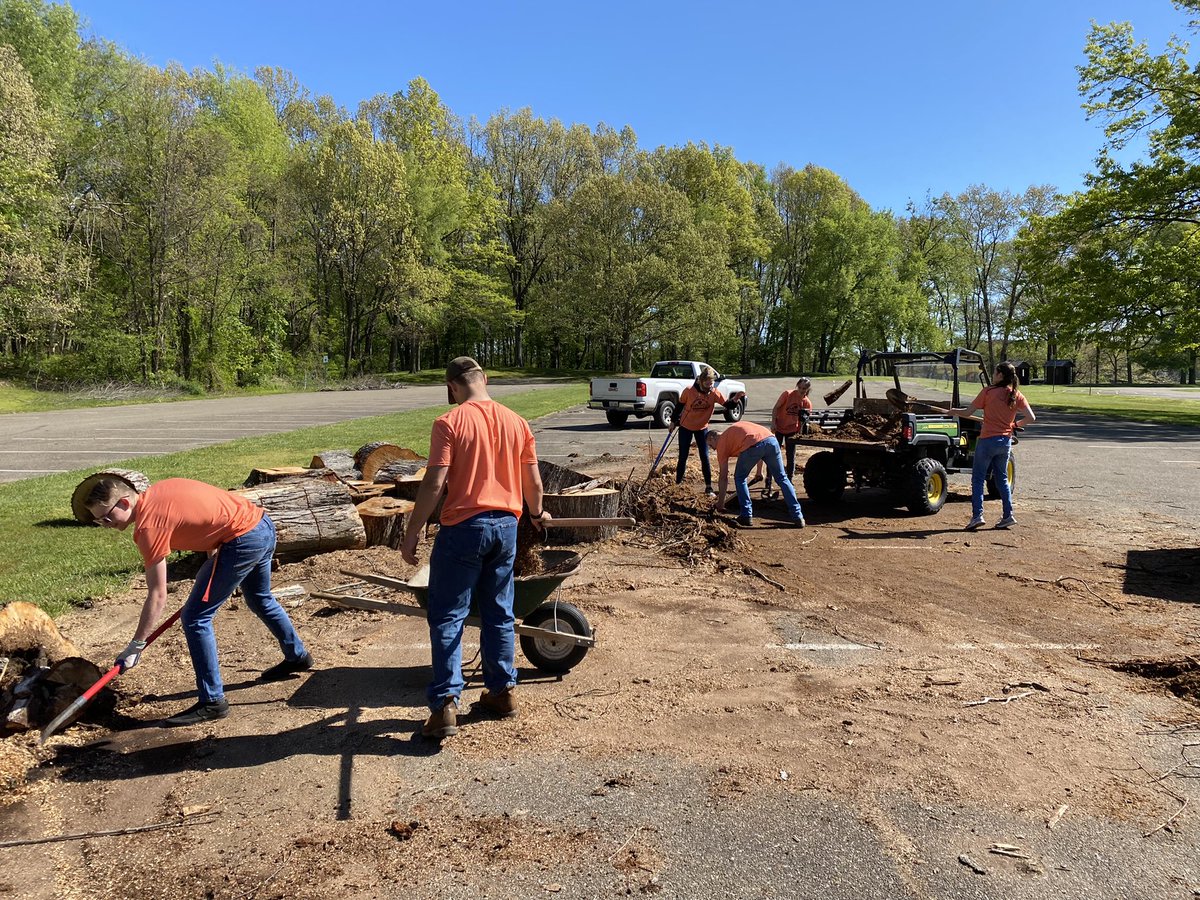 MHS_Ankrom's tweet photo. Class of 2021 Community Service Day. https://t.co/SrLxbavvsc