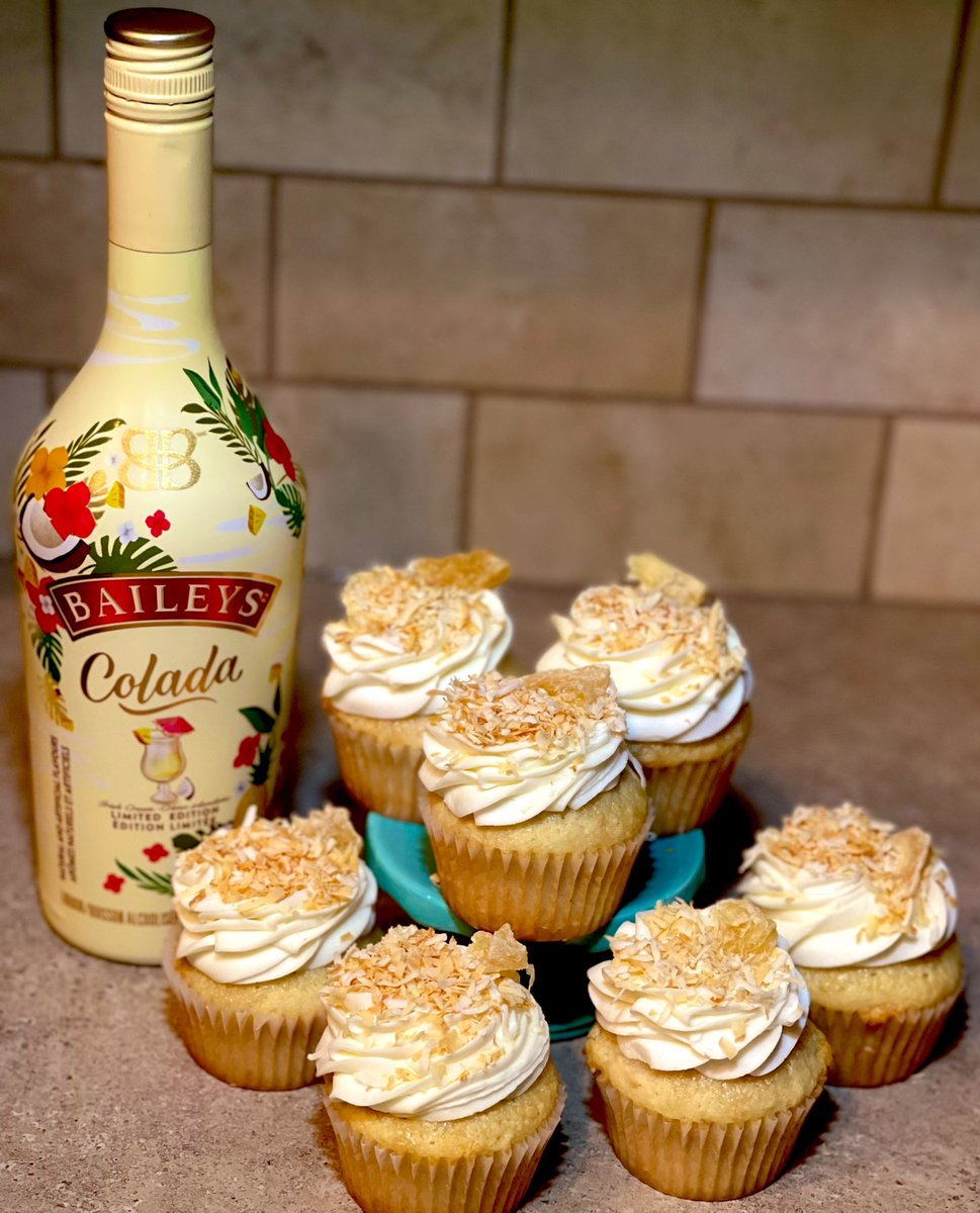 JanelleBakes's tweet photo. 🧁🍍🥥 Piña Colada Cupcake 🥥🍍🧁

Coconut cupcake with @BaileysOfficial Colada Icing topped with toasted coconut &amp; dried pineapple 

The perfect summer cupcake 👌 https://t.co/Eq0rnFFe58