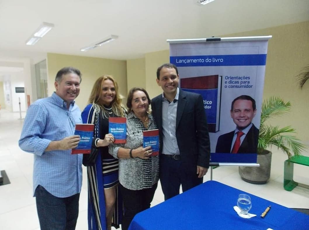 Kleber_F's tweet photo. O #tbt de hoje é do lançamento do meu livro "Guia Prático do Direito do Consumidor", um manual para a população conhecer, por meio de uma linguagem fácil, seus direitos de consumidor. Além disso, nosso mandato já tem 10 leis sancionadas em prol da defesa do consumidor natalense. https://t.co/o8hXKXPpM5