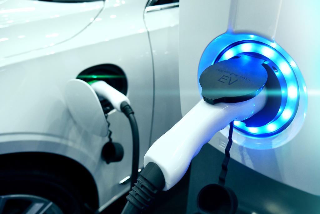 nationalgridus's tweet image. We are excited to join in the Electric Highway Coalition, enabling more electric vehicle (EV) charging stations near highways across the U.S. More stations = more EV drivers. Learn more: ngrid.com/3hnrGy5 #GreenerGrid
