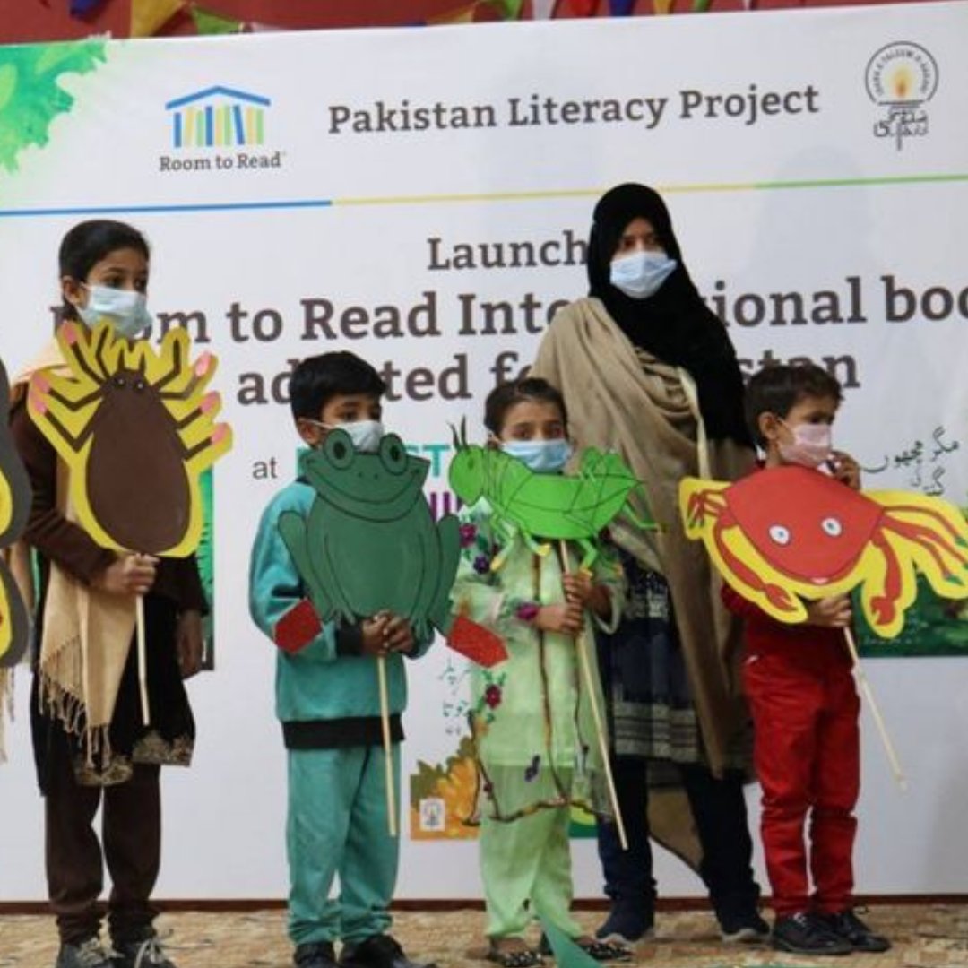 TabForACause's tweet image. At #PakistanLearningFestival, @RoomtoRead launched the first 3 of their 28 adapted &amp;amp; translated books in Urdu under Idara Taleem O Aagahi&apos;s #PakistanLiteracyProject, including ‘Caterpillar ko Joota Chahiyay’ (Caterpillar Looks for a Shoe)