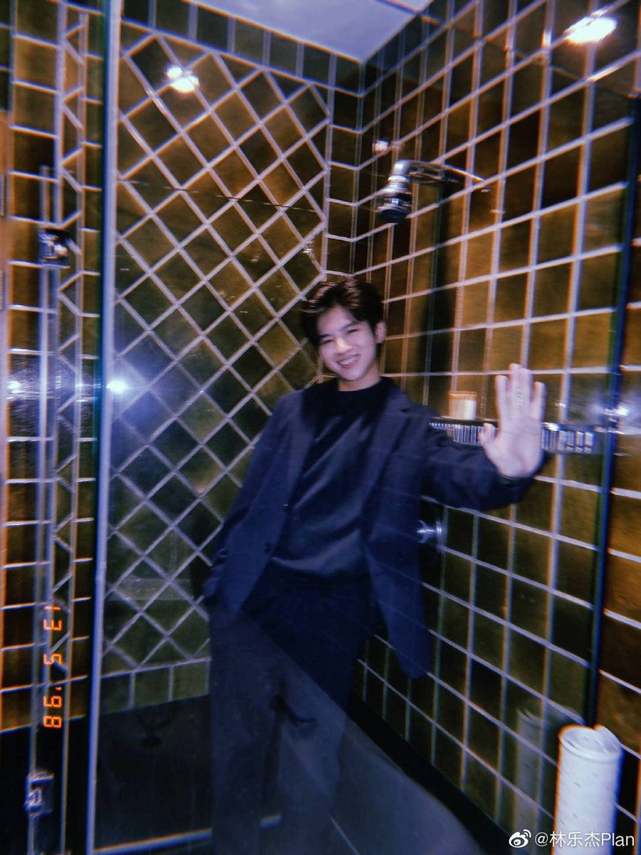 remon_15115's tweet photo. 今日はシャワールーム🚿💚
みんみんが撮ったのかな？🤭
ピンボケだけど😅

Cr.Planたんweibo
#PlanRathavit #คนของแปลน https://t.co/0wywamlZvP
