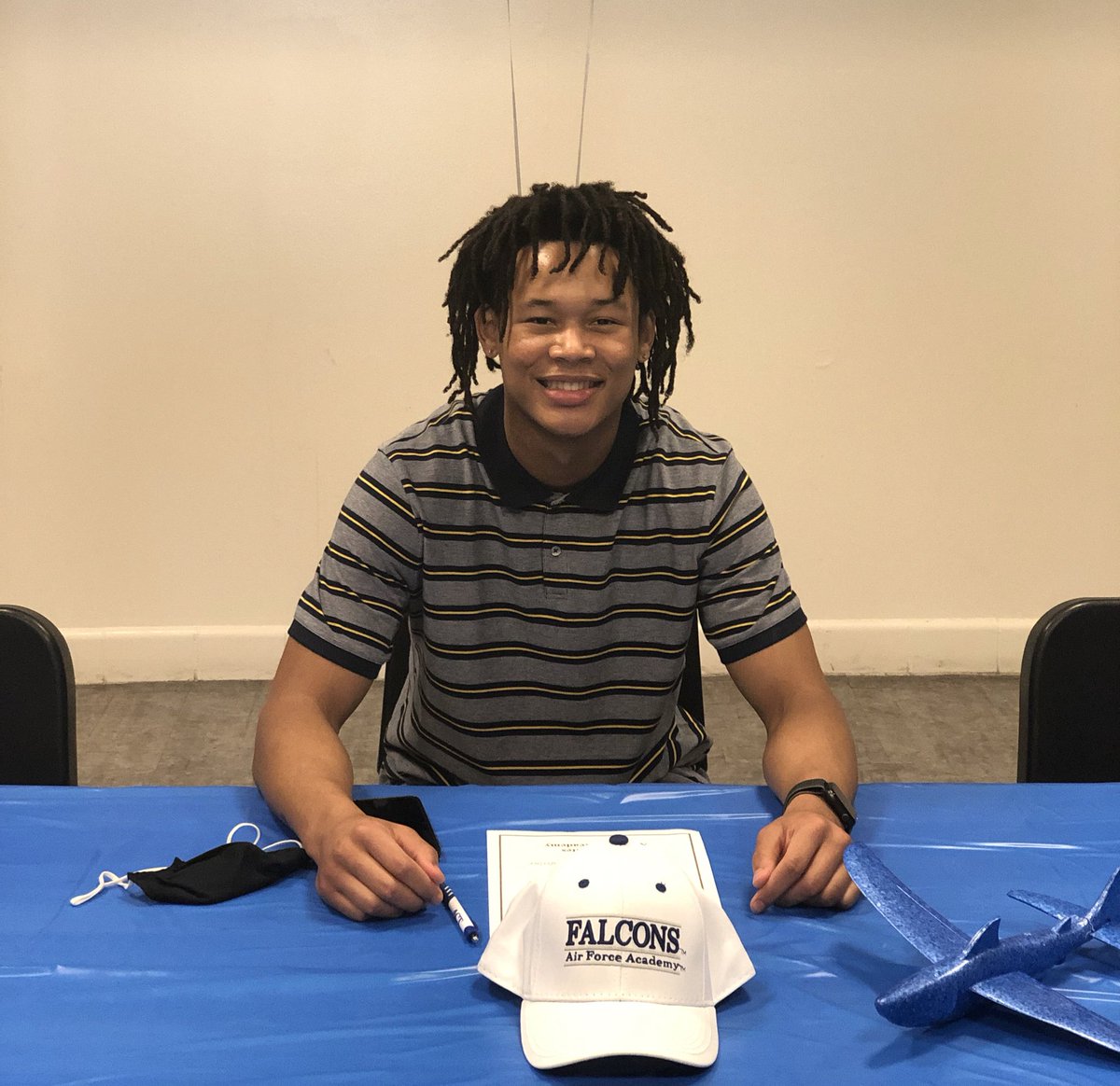 Pro1Basketball's tweet photo. ✍️ Days are the BEST days!

Congrats to 2021 @ZyaireRayven on making it official with @AF_MBB! We can’t wait to see the @mtnbrookhoops F go to work in the @MountainWest! 

#NextPlay #ProOne2021 #BeDifferent #P1 #BeOne #ProOneBC #PlayProOne #UARise #PoweredByUnderArmour https://t.co/PH6ID4qH0D