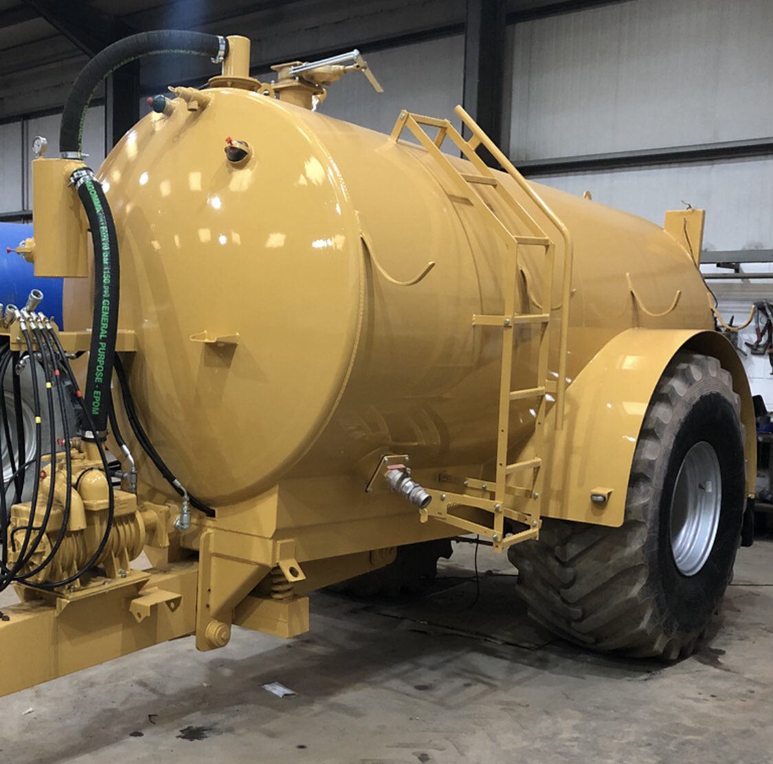 nortonsplant's tweet photo. Another water bowser joins our fleet. Equipped with a rain gun and a 9000ltr/2000Gal capacity we’re sure this will tick the boxes on the dust suppression front! #Nortons #PlantHire #Contracting #Engineering #Site #DustSupression #Water #Bowser #RainGun #Quarry #Earthworks https://t.co/4gdpLwu8s2