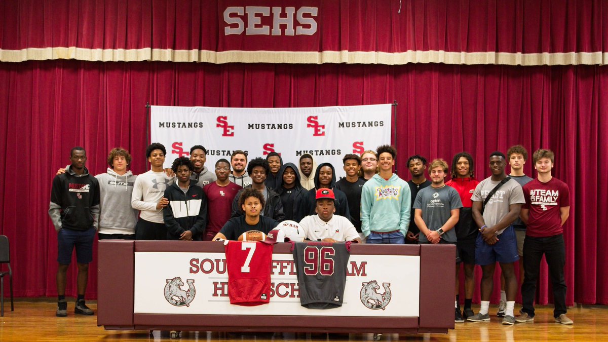 SouthEffingham1's tweet photo. We enjoyed celebrating these two STUDENT-athletes moving on to the next level! #SoHamPride #DoRight #SoHamToTheNextLevel https://t.co/ieQIvHF2t5