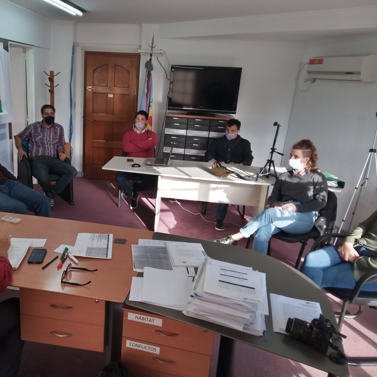 SubseHabitatBA's tweet photo. El Subsecretario @rubenpascolini se reunió con @abarcawalter y miembros del @MCLaCapitana para tratar iniciativas legislativas e intervenciones en territorio, como regularización dominial, mejoramientos habitacionales y posibles urbanizaciones para #Saladillo y zonas aledañas. https://t.co/c9ILesFqyL