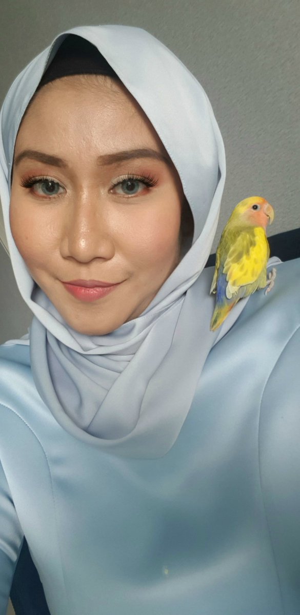lzzayaffandy's tweet photo. Double chin, dont care. Yang penting, budak kunin sebelah tu comel 🤣 Hows your Raya, guys? https://t.co/OJRW8M0msj
