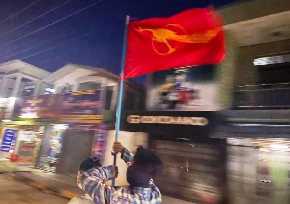 pinkpinkypnk's tweet photo. Guerrilla style motorcycle Night Strike in yae , Mon State
#May13Coup
#WhatsHappeningInMyanmar https://t.co/9PXkYRohZB