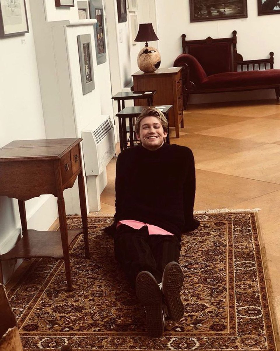 tayspetsch's tweet photo. pov: your girlfriend is taylor swift and she's an amazing photographer https://t.co/Ovxm5Jz02I