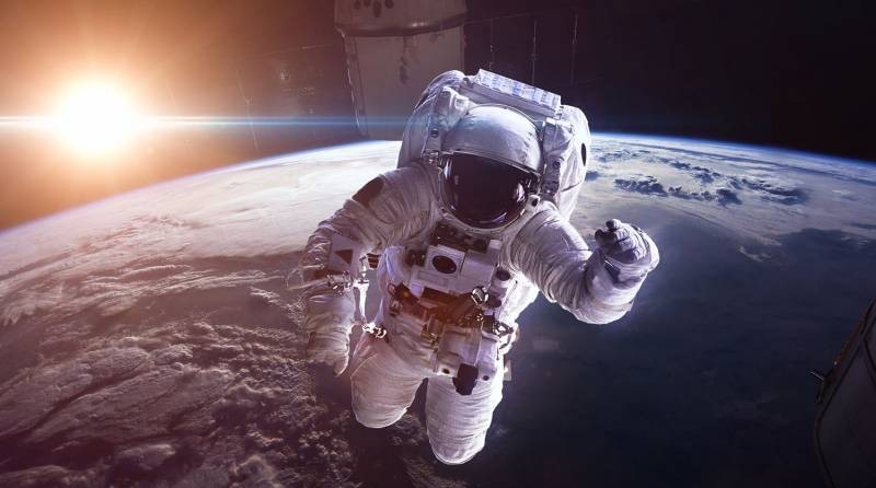 RusEmbUSA's tweet photo. 🎥@UofCalifornia alumnus, 🇷🇺 movie director Klim #Shipenko became one of the crew members to shoot a full-length movie on board of the🛰️#ISS. Looking forward to see the final result of this incredible endeavour!💪 https://t.co/rXPgOpz0jq