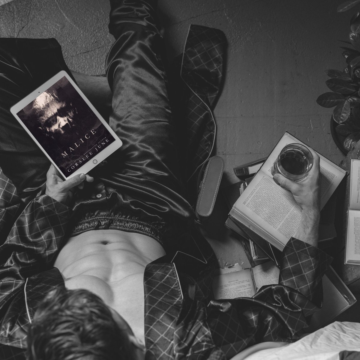 coralee_june's tweet photo. “Cora’s most twisted book yet...” 

US: https://t.co/JMHfg73BtP
UK: https://t.co/1YZvOxMo56
CA: https://t.co/8lqVWKfJMM
AU: https://t.co/7QtE07Qvuh https://t.co/zBuCbdnAuv