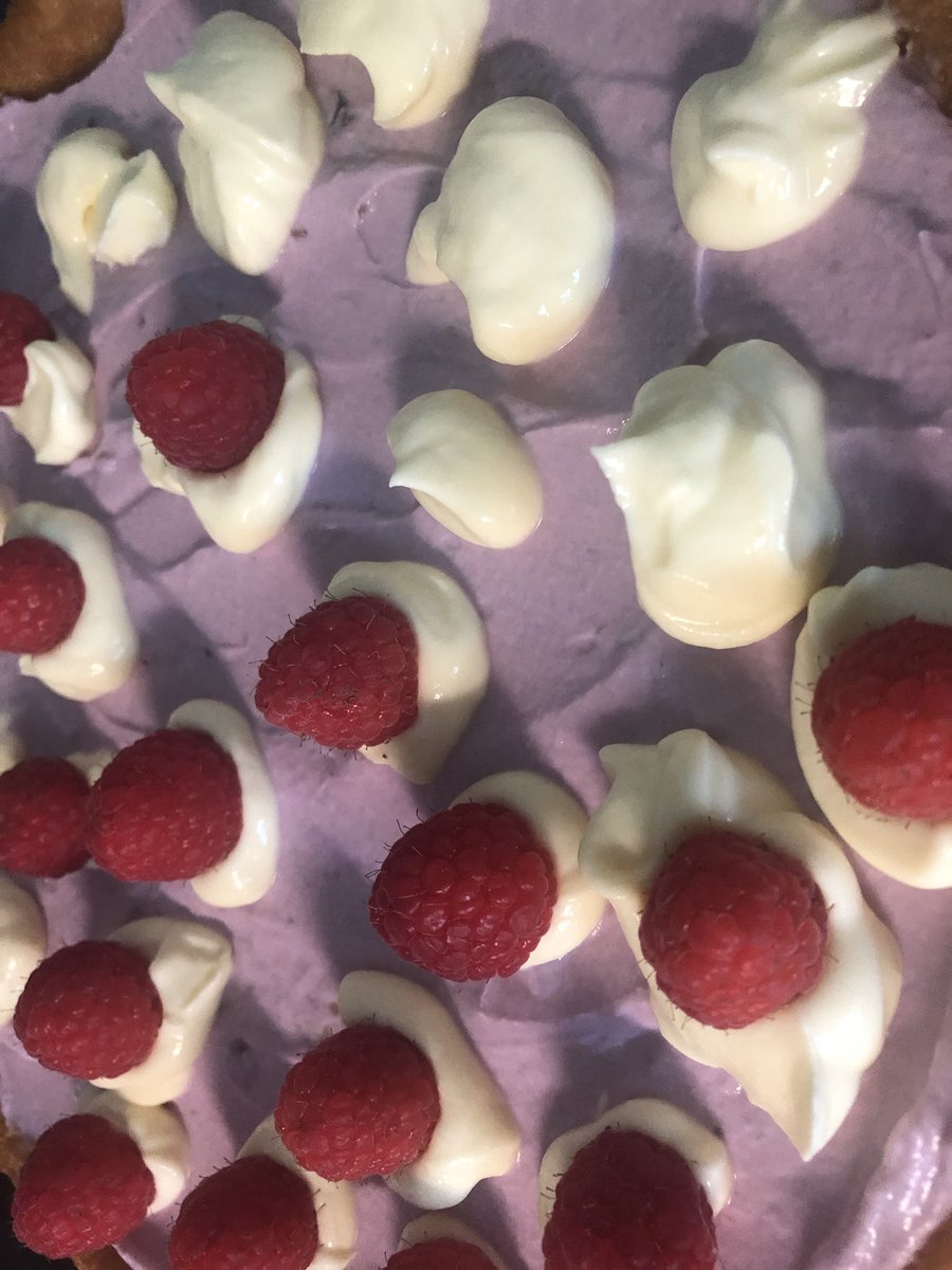 MarjukkaMikkola's tweet photo. Helppo marjatorttu. Ei vatkaamista, helppoa ja hyvää. Kaupan valmis torttupohja #Valion valmiit kuningatar- ja mangorahkat. Vattuja ja pensasmustikoita. Kostuta torttupohja mehulla tai vichyllä. https://t.co/rieeB72oVC