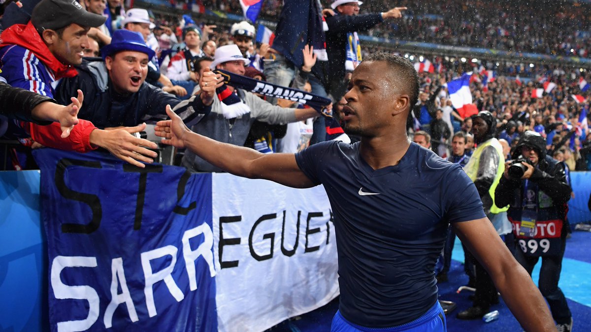 FIFAcom's tweet photo. 🔴 Patrice @Evra helped @ManUtd conquer trophies galore, won 81 caps for @FrenchTeam and was one of the finest left-backs of his generation 🇫🇷

🎉 Happy 40th birthday, Mr Charisma 😃 https://t.co/qGxfHhfzsn