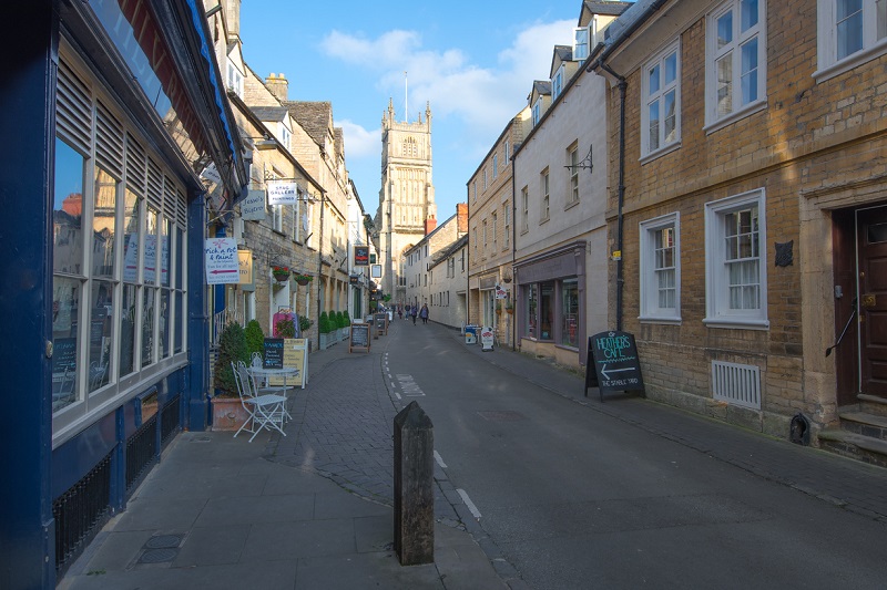 Not quite so nice weather as our @visitenglandbiz  media visit continues with <a href="/ellenextdoor/">Elle 💫</a> exploring #Cirencester, <a href="/cerneygardens/">Cerney Gardens</a>  &amp; #Tetbury today #EscapeTheEveryday
Many thanks to all the biz that have assisted with this  visit <a href="/KingsHeadCiren/">Kings Head Hotel</a>  <a href="/ArmsBathurst/">Bathurst_Arms</a> &amp; Larkswold