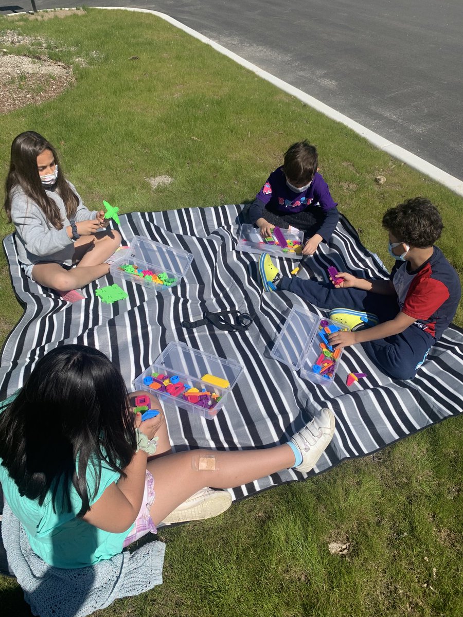 kerrycollinslms's tweet photo. ‘Let’s take it outside!’ Library MakerSpace w/ 2nd grade . New picnic blankets provide a great place to imagine and create. @dburns_BPS @SoucyTrish @DonorsChoose @BethelCTSuper #weRockwell https://t.co/NCKwoXeX1s