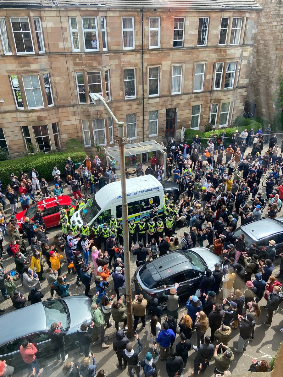 This why people make Glasgow. “Let them go” community resisting immigration raid in Glasgow right now. Solidarity! #EndDetention #NoDawnRaids #RefugeesWelcome