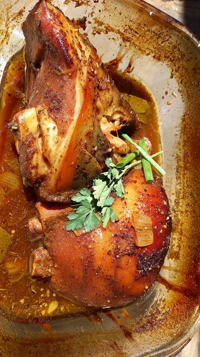 ChefRumbie's tweet photo. Slow Roasted Pork Leg - 5hrs later #porkleg #slowroasted #whitewine #chefslife #chef #recipedeveloper #mealplanner #footography #picoftheday #souschef #scoffersgobag #theartofplating #privatchef #madeinzimbabwe #scoffmaster #chefrumbie https://t.co/JwArHxf8mz