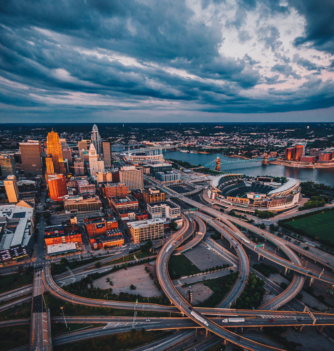 THE BEST CITY OUT THERE 🖤🧡 Happy 513 DEY!

(via phantomphotos_/IG)