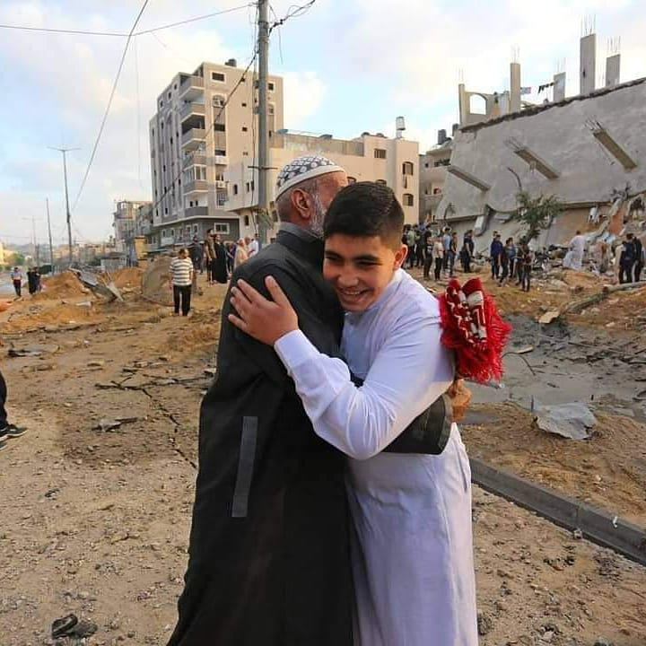 hidcom's tweet photo. Meskipun serangan penjajah barbar Israel terhadap warga sipil yang damai di Gaza. Shalat Idul Fitri tetap berlangsung dg khusu' 🇵🇸

#Gaza
#GazaUnderAttack 
#GazaGarisPertahananKita https://t.co/Q0RX22wXuJ