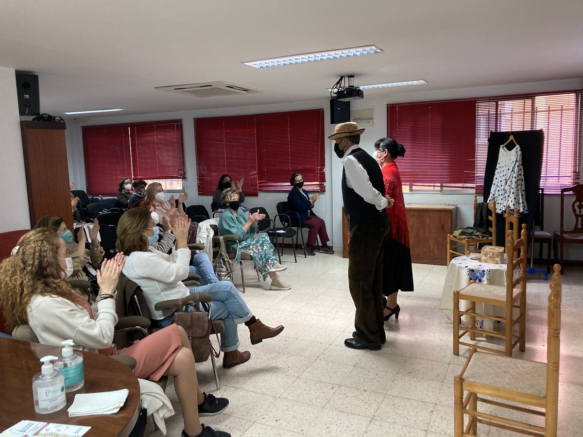 Gran acogida de nuevo en la actividad teatral de ayer por la tarde con las representaciones de los sainetes "Sangre Gorda" y "Ganas de reñir". Gracias a Marysol Sudón, José Antonio Caldito y Mariqui Pérez. 
#cultura #teatro #badajoz #juntaex #diputaciónbadajoz