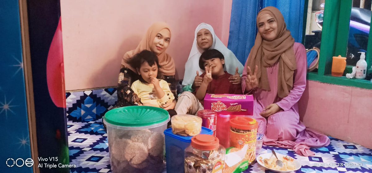 Taqobbalallahu Minna Wa Minkum,
Selamat Hari Raya Idul Fitri 1442 H,
Minal Aidin Wal Faidzin,
Mohon Maaf Lahir dan Bathin.

Episode emak² plus bocah ribet.
Bapak² lagi pada kelayaban. Susah difoto🙊.