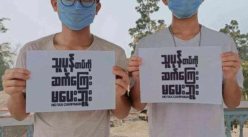 Myanmar_Now_Eng's tweet photo. In Tamu, Sagaing, youths opposing military dictatorship staged a protest this evening (May 13), calling for a boycott of businesses and products linked to the junta. 

#WhatsHappeningInMyanmar https://t.co/qgkdvdfZse