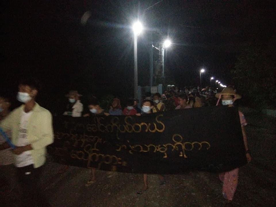 Haruonchill's tweet photo. Protesters from the village of Kale tsp, Sagaing staged a peaceful night march holding the poetry banner of poet Khet Thi saying “They shoot in the head, but they don’t know the revolution is in the heart.” 

#WhatsHappeningInMyanmar 
#May13Coup https://t.co/4CGUE3qUEN
