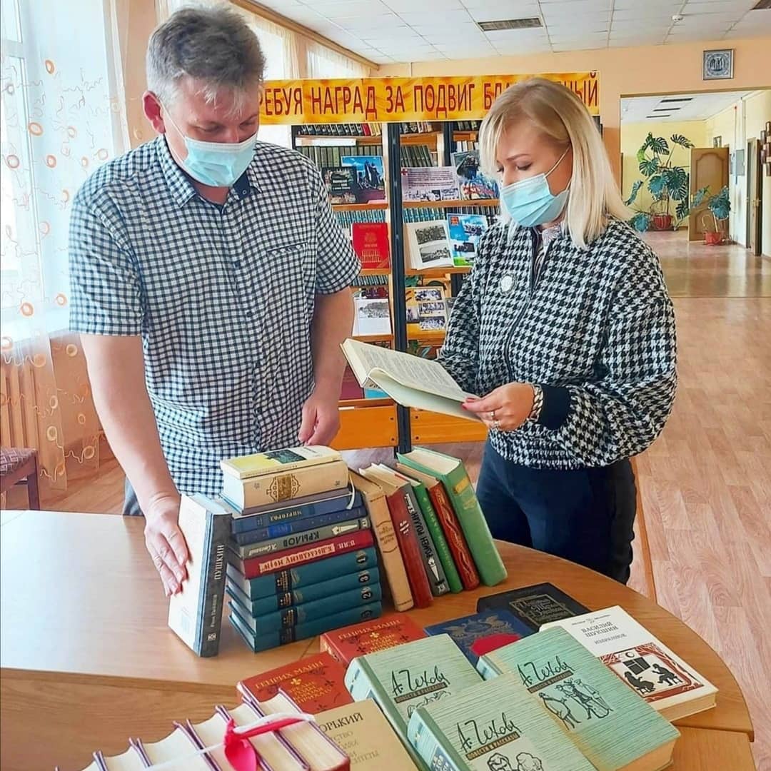 В Шуйской ОП Партии "Единая Россия" 12 мая 2021 года провела прием граждан и вручила более 100 книг Шуйской районной библиотеке Руководитель Региональной общественной приемной Председателя Партии"Единая Россия" Д.А. Медведева Шилова Е.В.