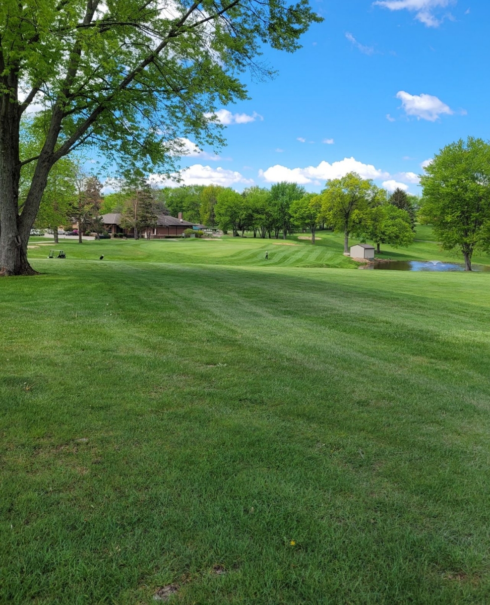 "Happiness is a long walk with a putter." -Greg Norman
..
Come head on over to @arrowheadgolfandevents today &amp; find your happiness on the course!!😆🏌‍♂️🏌‍♀️🏌