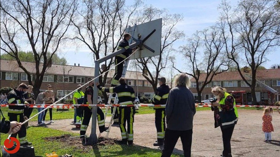 Brandweer haalt basketbalpaal neer om vogeltjes te redden