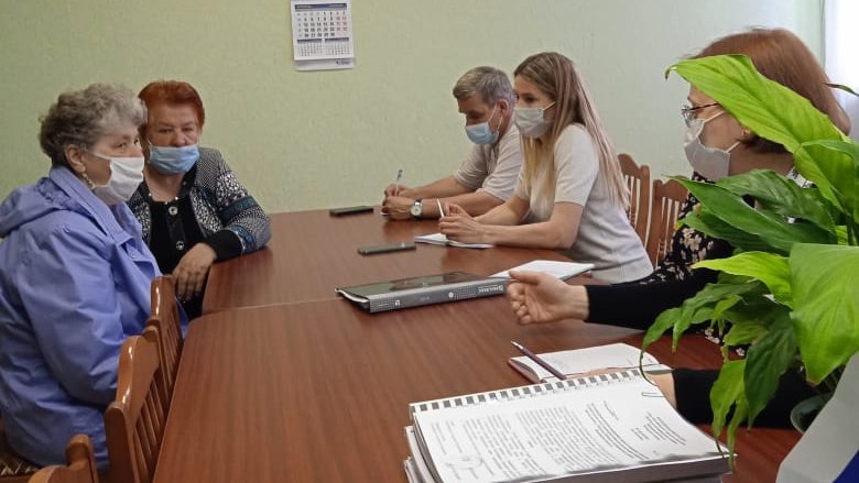 Сегодня, 13 мая, состоялся выездной прием Шуйской ОП МО Партии "Единая Россия" в с. Колобово Шуйского района. Вопросы жителей касались перехода на  карту "Мир", ремонта дорог, социальной сферы.