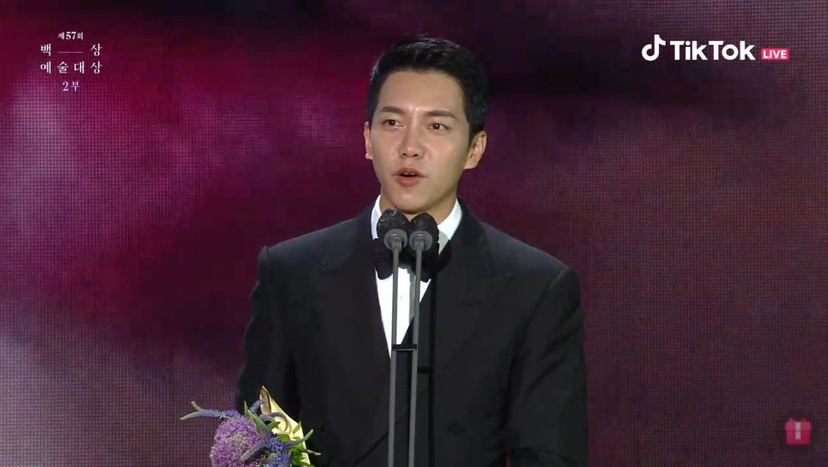 lsgcharts's tweet photo. You deserved it. You deserved the world. Congratulation once again 💕💕💕💕

#LeeSeungGi #이승기 #BaeksangArtsAwards2021 #백상예술대상 https://t.co/uV5T2FjSWi