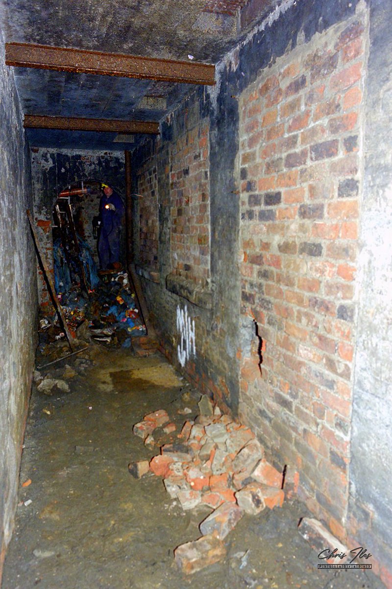 chrisiles_co_uk's tweet photo. Subterranean passages under #RenshawSt #LeeceSt #HardmanSt
We heard a rumour there was a tunnel beneath the former ATS building next to the Dispensary Pub
We found it, an interesting passage & tunnel
You can see doors & windows, now bricked in below street level #Strange... β¬οΈ https://t.co/v0ScNqYAYu