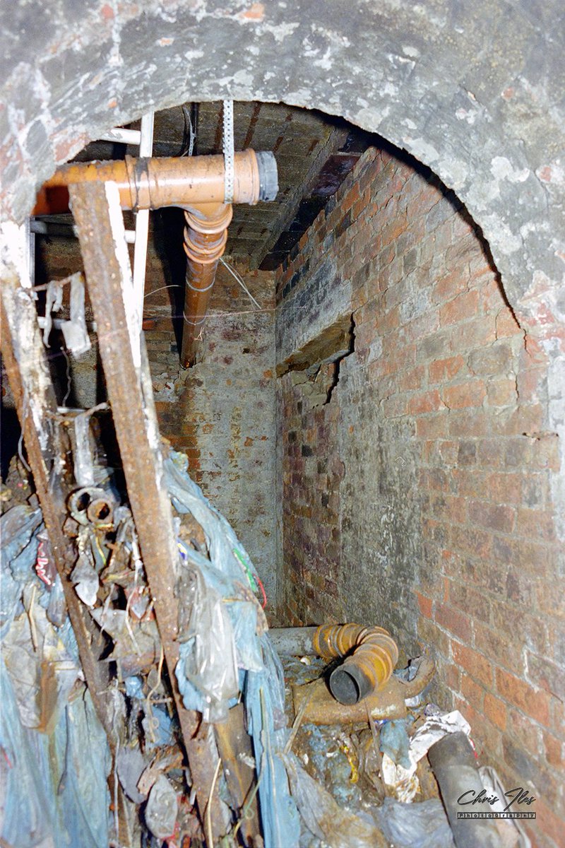 chrisiles_co_uk's tweet photo. ...The doors & windows, lead out towards the pavement & possibly under #RenshawSt itself
The sealed up Tunnel leads up the hill alongside #LeeceSt/#HardmanSt towards the Fly in the Loaf & Philharmonic #UndergroundStreet?
A loose brick revealed the Tunnel had been filled in β¬οΈ https://t.co/LAnSQKwWd4
