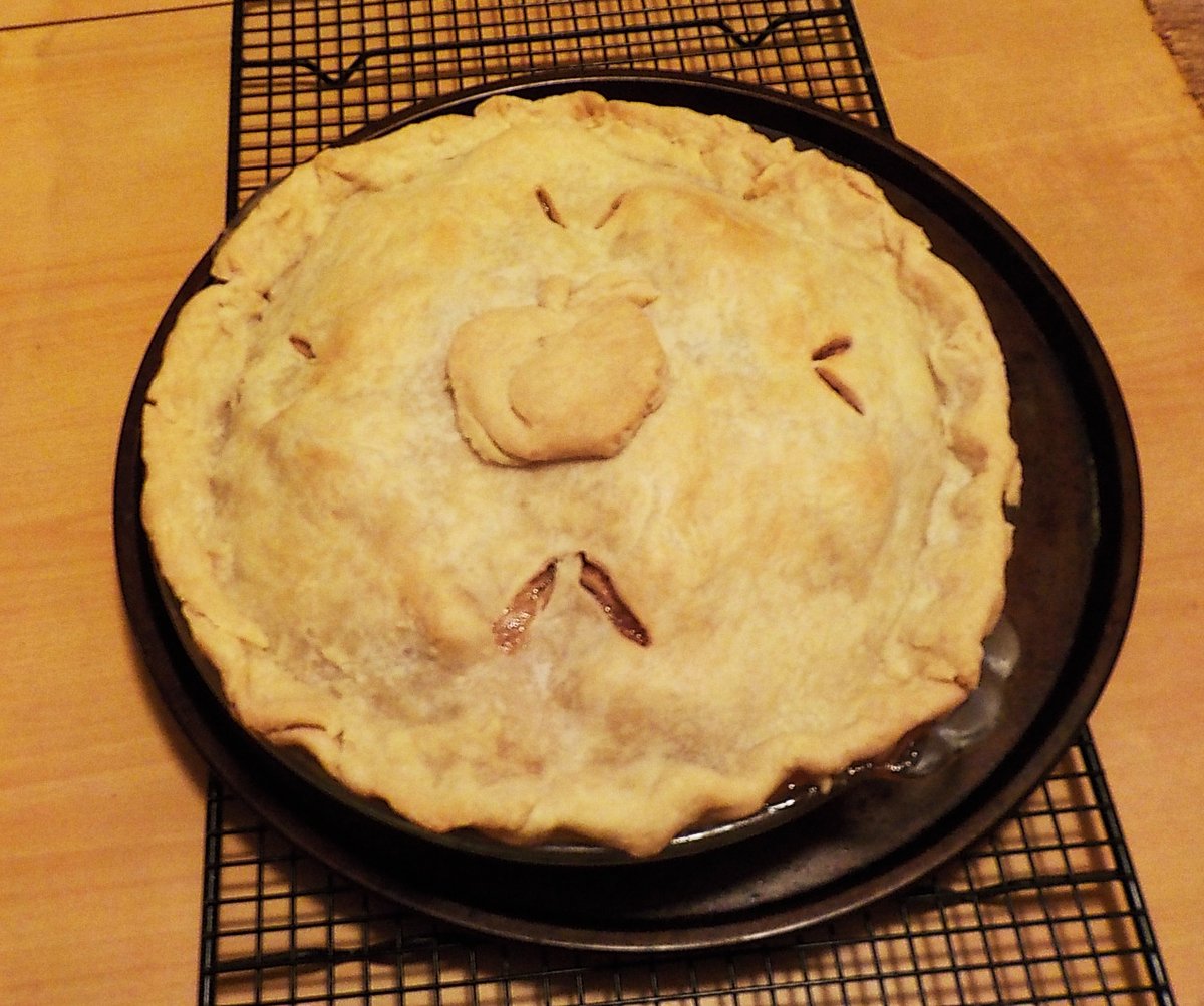 KBow5's tweet image. #NationalApplePieDay – I make a #wickedlyawesome apple pie #homemadecrust 🍎🍏 One apple pie made recently