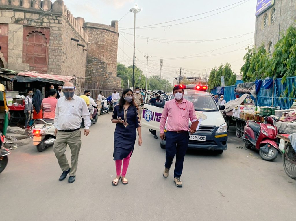 District Magistrate, Central Delhi, Ms <a href="/AkritiSagar/">Akriti Sagar</a>  inspected Covid Appropriat Behaviour with <a href="/DCPCentralDelhi/">DCP Central Delhi</a>  and other officials of Delhi Police in various areas of Kotwali Subdivision in the eve of Eid-ul-Fiter.

#CentralDelhiFightsCorona
#IndiaFightsCorona