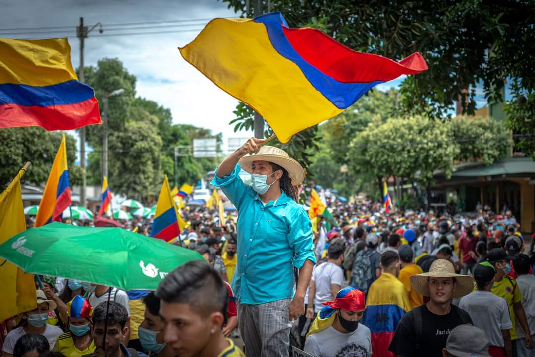 #ResistenciaHuila Me enviaron esta imagen, no se quién me la tomó, le debo los créditos. Ayer decidí acompañar la movilización, como de costumbre, pero esta vez no llevé las cámaras, llevé la alegría, decisión de aportar al largo proceso de la transformación.