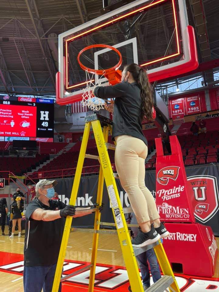 LadyPurpleHoops's tweet photo. Birthday shout out to Coach @bee_vee44 ! One of the most decorated Lady Purples to ever compete at @BGHSPurplesNews and now she is teaching, coaching,  and mentoring our young Purples! Have a great day Coach! https://t.co/A2UcpyR5HT