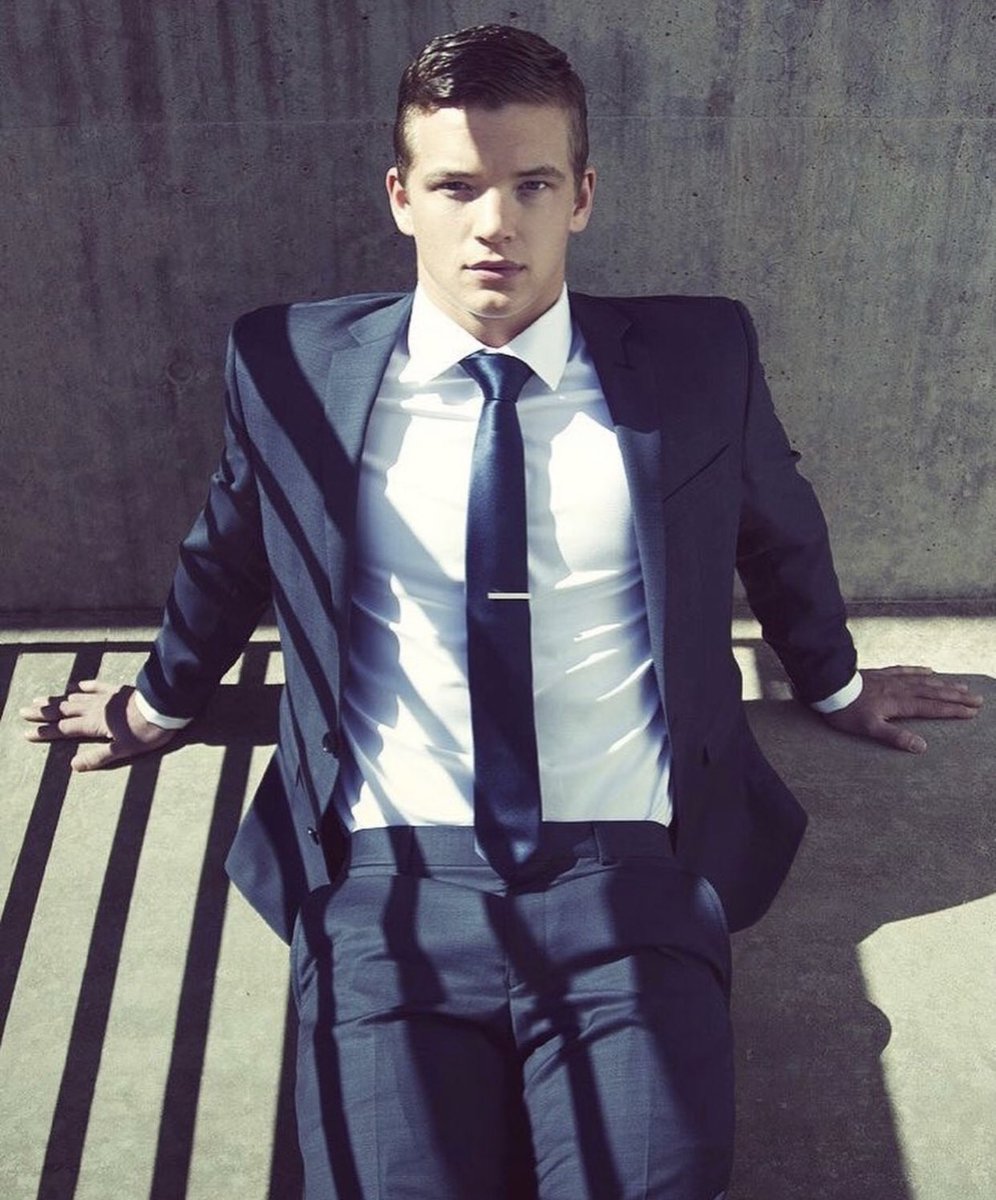 Gostoso #suitup #gaysuitfetish #gayscruff #MenAtPlay #suitsex #meninsuitsex #fetishgay #suits #boss