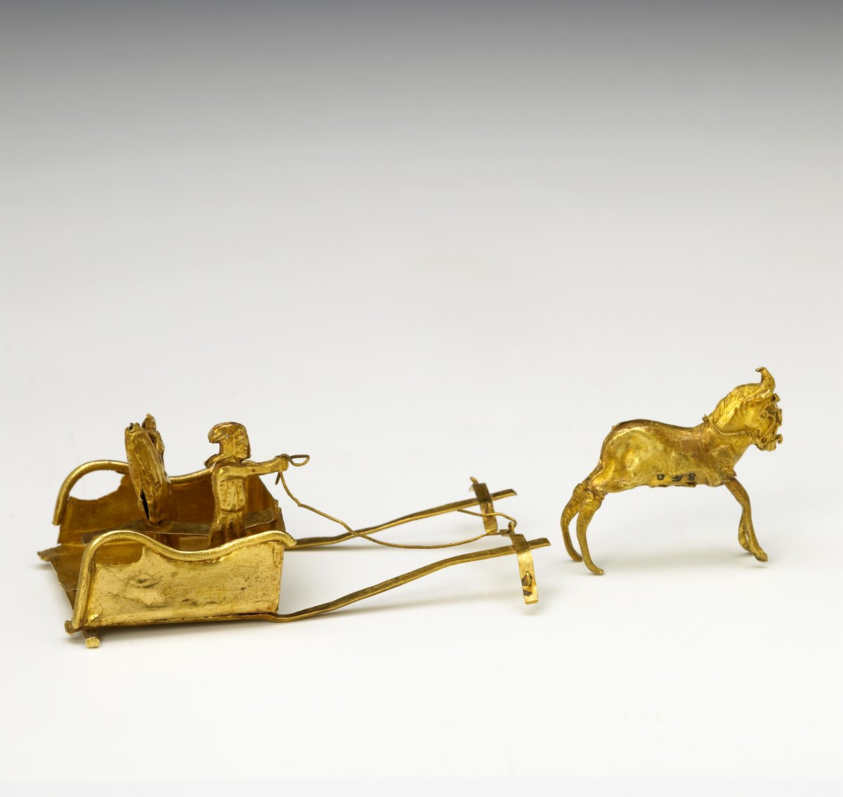 Immortalsgroup's tweet photo. It’s time for another #ObjectThursday! This gorgeous chariot model is made of solid #gold, with two hammered panels forming a hollowed body for the horse. The finer details are added in wire. https://t.co/cgPYHrzenD
