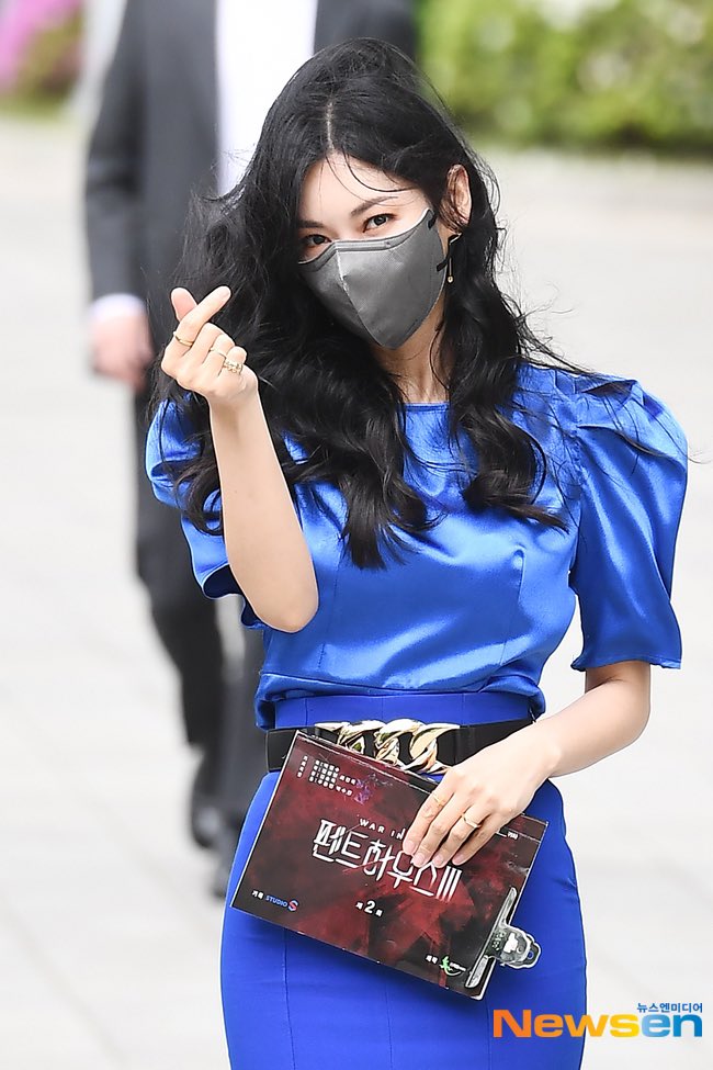 Rt) 사랑하는 제 본진 김소연 배우님이 백상 예술대상 드라마부분 여자 최우수 연기상 을 수상하셨습니다💕 축하의 의미로 rt 한분 추첨해서 케이크와 아메리카노 드리도록 하겠습니다:) 6월에 시작되는 펜트하우스 시즌3 많은 사랑 부탁드리고 천서진도, 김소연 배우님도 많은 응원 부탁드립니다❤