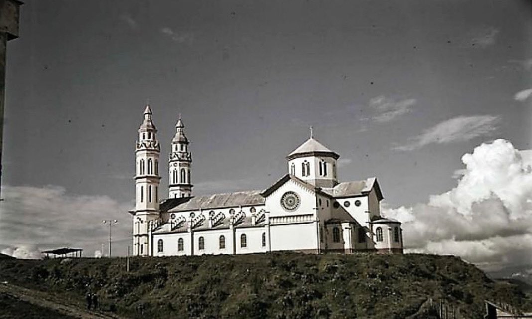 CiudadManizales's tweet photo. ¡FOTO DEL DÍA! 💚

#TBT En 1960 así se veía la iglesia de Chipre y sus alrededores. 😱

📸 Alfredo Villegas Giraldo
 
➡Te invitamos a compartir tus fotografías con #ManizalesMásGrande https://t.co/RP7QUbneRr